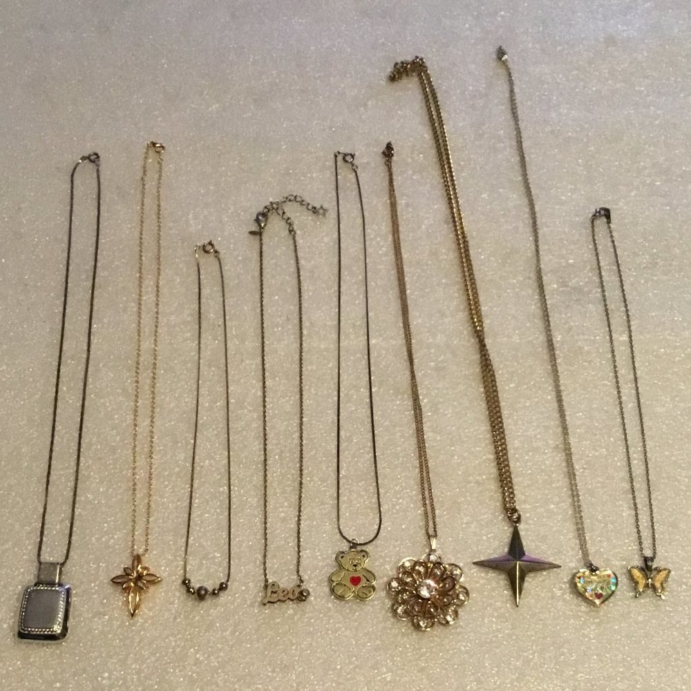 Lot of 9 very lovely vintage to now necklaces